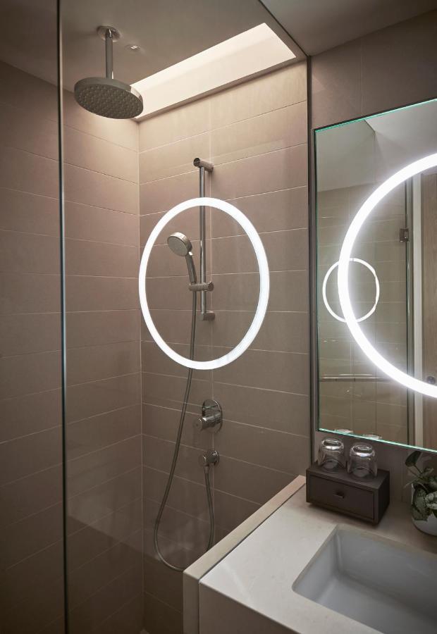 Amari Kuala Lumpur Exterior foto LED shower light