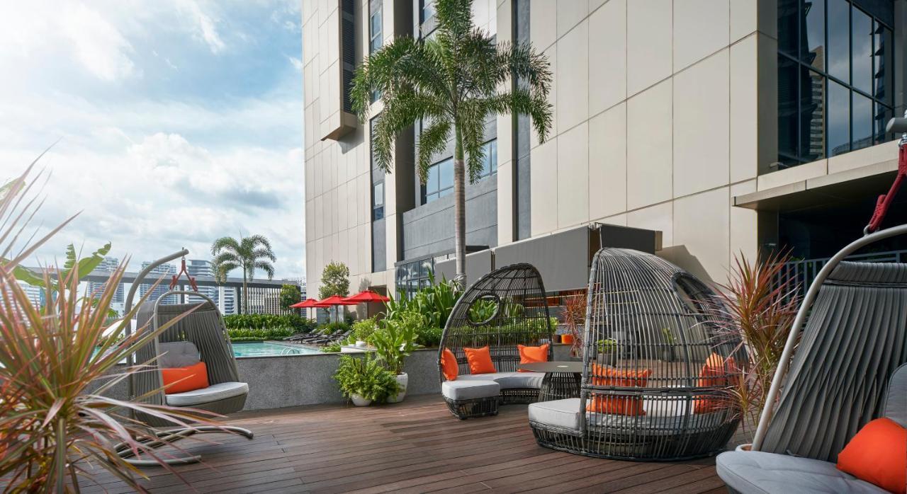Amari Kuala Lumpur Exterior foto The rooftop pool at the hotel