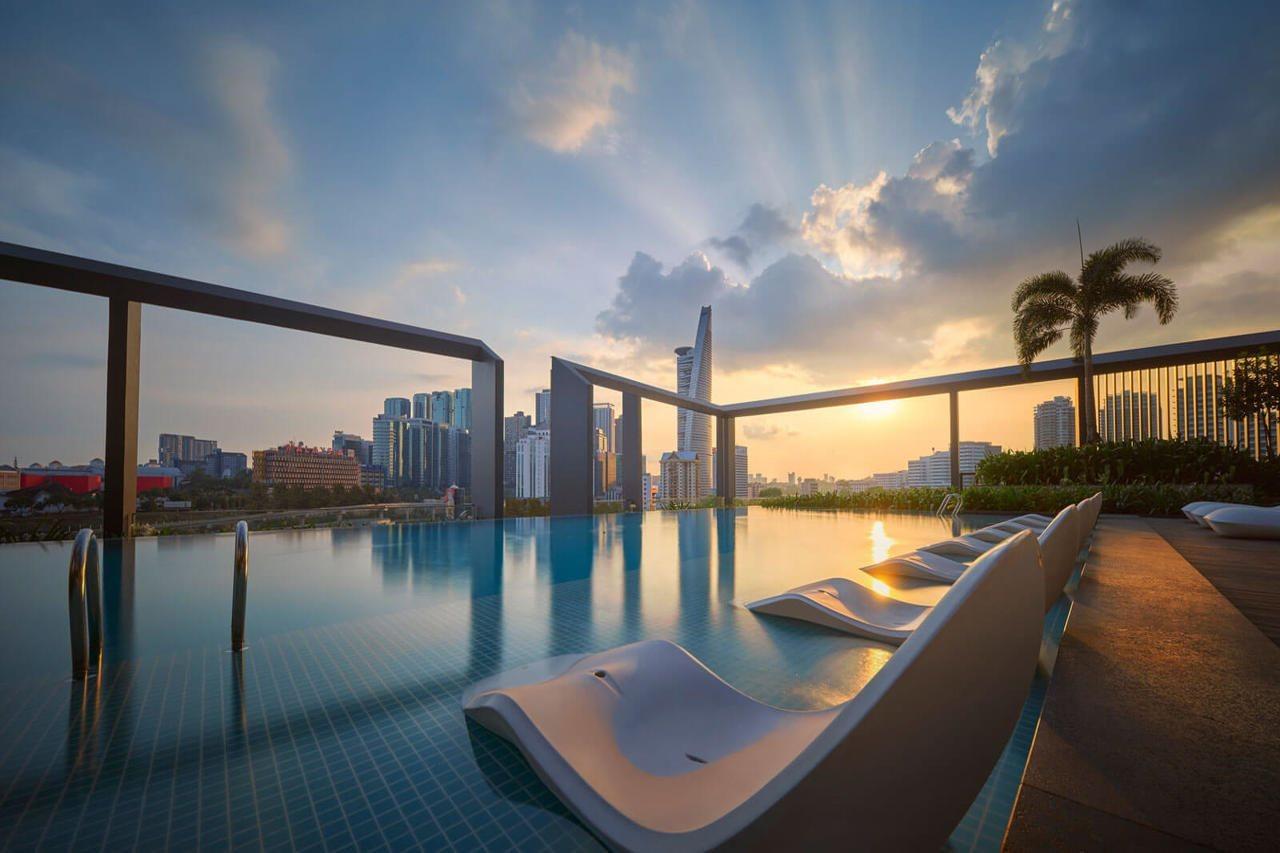 Amari Kuala Lumpur Exterior foto The swimming pool at the Sky Deck